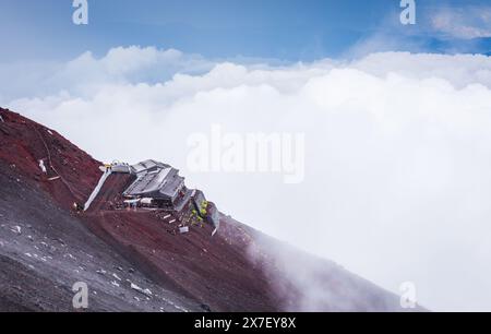 MT. Fuji, JAPON - 1er août 2016 : des brumes tourbillonnent autour de l'arrêt de repos près du sommet du mont Fuji. Banque D'Images