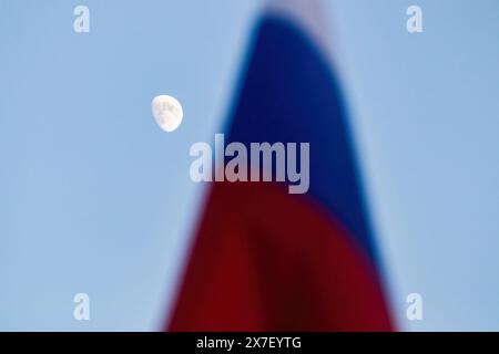 Pétersbourg, Russie. 18 mai 2024. Drapeau de la Fédération de Russie avec la Lune sur le fond. Crédit : SOPA images Limited/Alamy Live News Banque D'Images