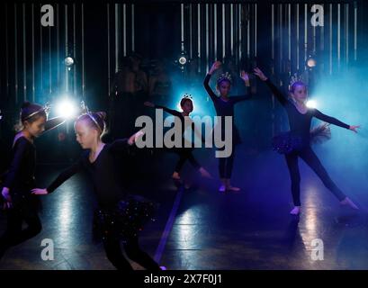 New York, États-Unis. 19 mai 2024. Les danseurs se produisent sur scène lorsque les programmes de ballet Joffrey Ballet School Children's & Youth Ballet présentent fièrement le récit innovant du classique Peter Pan au LaGuardia Performing Arts Center le dimanche 19 mai 2024 à New York. Photo de John Angelillo/UPI crédit : UPI/Alamy Live News Banque D'Images