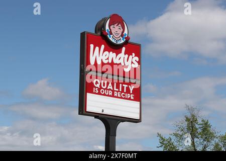 Bloomsburg, États-Unis. 19 mai 2024. Le logo de Wendy's est visible sur le panneau à l'extérieur du restaurant de restauration rapide. Crédit : SOPA images Limited/Alamy Live News Banque D'Images