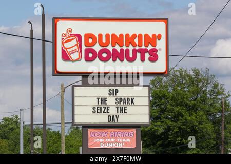 Bloomsburg, États-Unis. 19 mai 2024. Le logo de Dunkin' Donuts est visible sur un panneau à l'extérieur du restaurant. Crédit : SOPA images Limited/Alamy Live News Banque D'Images