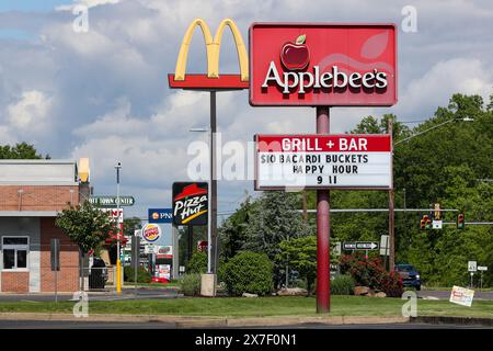 Bloomsburg, États-Unis. 19 mai 2024. Des panneaux indiquant les restaurants Applebee's, McDonald's, Pizza Hut et Burger King sont visibles le long de U. S route 11 à Bloomsburg, Pennsylvanie. Crédit : SOPA images Limited/Alamy Live News Banque D'Images