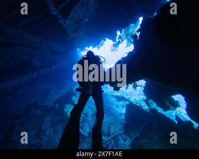 Plongeur à l'intérieur de l'épave du Steamship SS Dunraven coulé sur Shaab Mahmoud Reef dans la mer Rouge, Egypte Banque D'Images