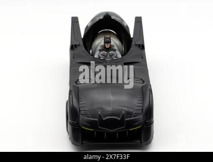 Bologne- Italie - 19 avril 2024 : Batman, Batmobile modèle plastique par Kinder Ferrero isolé sur blanc Banque D'Images