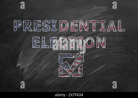 Dessin de craie coloré affichant les mots Presidential Election avec une coche dans le style du drapeau américain. Banque D'Images