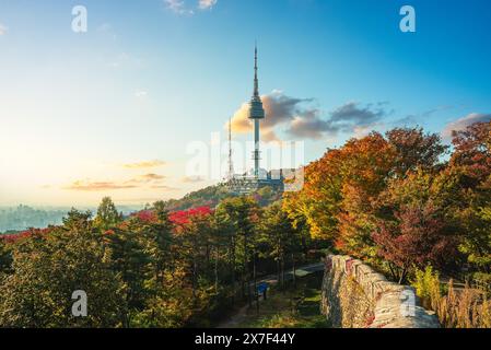 Tour Namsan Séoul et remparts de la ville situés à Séoul, Corée du Sud Banque D'Images