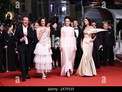 Cannes, France. 19 mai 2024. L'acteur américain Dennis Quaid, l'actrice américaine Margaret Qualley, la réalisatrice française Coralie Fargeat et l'actrice américaine demi Moore (de gauche à droite) arrivent pour la projection du film 'The substance' à la 77e édition du Festival de Cannes, dans le sud de la France, le 19 mai 2024. Crédit : Gao Jing/Xinhua/Alamy Live News Banque D'Images