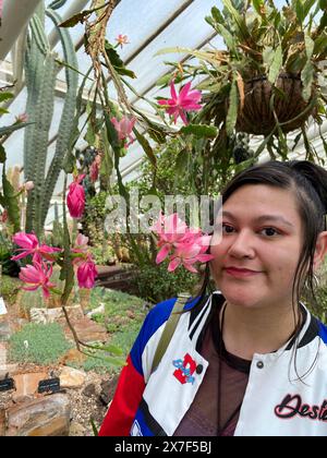 Ouvert en 1984 , de nombreuses plantes originales ont été propagées à la pépinière West Ham Park . Le Conservatoire abrite un mélange vibrant de poissons, terrapins et plus de 1 500 espèces de plantes et d'arbres. Banque D'Images