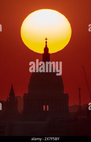 Londres, Royaume-Uni. 19 mai 2024. Météo britannique : coucher de soleil spectaculaire en soirée sur la cathédrale Saint Paul. Crédit : Guy Corbishley/Alamy Live News Banque D'Images