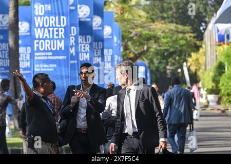 Bali, Indonésie. 20 mai 2024. Les délégués marchent pour assister à la cérémonie d'ouverture du 10ème Forum mondial de l'eau à Nusa Dua, Bali, Indonésie, le 20 mai 2024. Le 10ème Forum mondial de l'eau sur le thème "L'eau pour une prospérité partagée" s'est officiellement ouvert lundi sur l'île indonésienne de Bali. Crédit : Veri Sanovri/Xinhua/Alamy Live News Banque D'Images