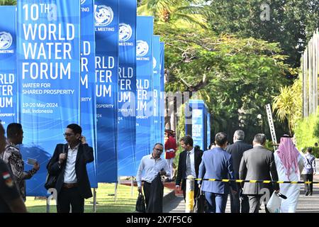 Bali, Indonésie. 20 mai 2024. Les délégués marchent pour assister à la cérémonie d'ouverture du 10ème Forum mondial de l'eau à Nusa Dua, Bali, Indonésie, le 20 mai 2024. Le 10ème Forum mondial de l'eau sur le thème "L'eau pour une prospérité partagée" s'est officiellement ouvert lundi sur l'île indonésienne de Bali. Crédit : Veri Sanovri/Xinhua/Alamy Live News Banque D'Images