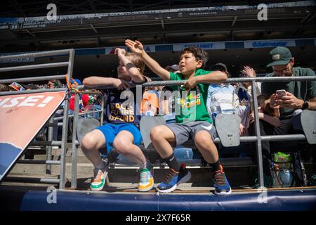 Seattle, Washington, États-Unis. 18 mai 2024. Deux jeunes FANS de Reign, crient dehors, pour l'arbitre faisant un appel rong et donnant un carton rouge au joueur de Reign BETHANY BALCER #8, dans la 2ème moitié du match, Seattle Reign vs Orlando City avec un score de 2-3, sur 5-19-24. (Crédit image : © Melissa Levin/ZUMA Press Wire) USAGE ÉDITORIAL SEULEMENT! Non destiné à UN USAGE commercial ! Banque D'Images