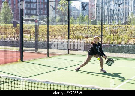 Ukraine Kiev, 20 avril 2024. joyeuse jolie fille pratiquant le sport de paddle sur le court de paddle Banque D'Images