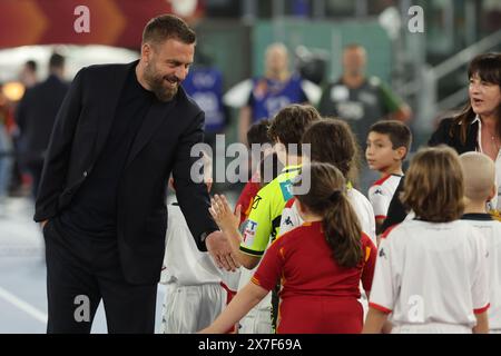 Rome, Italie 19.05.2024 : Daniele de Rossi, entraîneur de Roma, salue les petits fans avant le match de football italien Serie A TIM 2023-2024 EN TANT QUE ROMA vs GENOA Cricke Banque D'Images