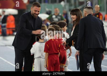 Rome, Italie 19.05.2024 : Daniele de Rossi, entraîneur de Roma, salue les petits fans avant le match de football italien Serie A TIM 2023-2024 EN TANT QUE ROMA vs GENOA Cricke Banque D'Images