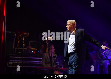 Paris, France. 19 mai 2024. Enrico Macias se produit à la salle de concert L'Olympia à Paris le 19 mai 2024. Photo Christophe Meng/ABACAPRESS. COM Credit : Abaca Press/Alamy Live News Banque D'Images