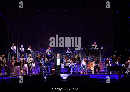 Paris, France. 19 mai 2024. Enrico Macias se produit à la salle de concert L'Olympia à Paris le 19 mai 2024. Photo Christophe Meng/ABACAPRESS. COM Credit : Abaca Press/Alamy Live News Banque D'Images