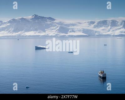 Le navire de croisière Antarctique Ocean Nova a ancré à Palaver point, deux îles Hummock Banque D'Images