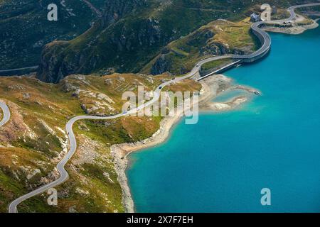 Vue aérienne du petit lac alpin Agnel et de la route dans le Piémont, Italie. Banque D'Images