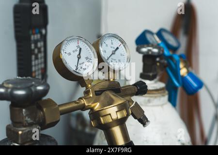 Gros plan des manomètres de la machine CNC de découpe laser, usine de guitares fonctionnant. Photo de haute qualité Banque D'Images