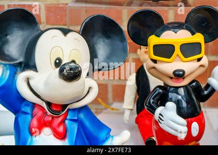 Hambourg, Allemagne, 23 mars 2019 : figurines Mickey Mouse vintage exposées au marché aux puces Banque D'Images