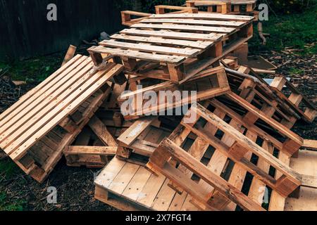 Pile de vieilles palettes Euro en bois usagées, mise au point sélective Banque D'Images