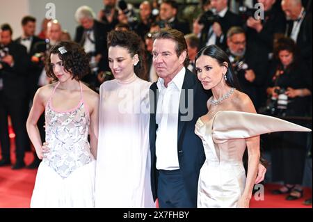 Actualités - le tapis rouge substance - le 77e Festival annuel de Cannes Dennis Quaid, Coralie Fargeat, Margaret Qualley et demi Moore assistent au tapis rouge substance au 77e Festival annuel de Cannes au Palais des Festivals le 19 mai 2024 à Cannes, France. Cannes Palais des Festival France Copyright : xStefanosxKyriazisx/xLiveMediax LPN 1363923 Banque D'Images