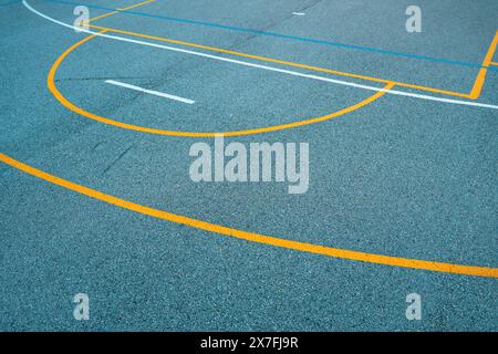 Lignes de terrain de basket-ball extérieur et marques sur le sol en béton, fond abstrait de Street ball, mise au point sélective Banque D'Images