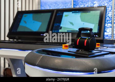 Saint-Pétersbourg, Russie - 23 juin 2023 : panneau de commande du navire avec l'accélérateur du moteur et les écrans numériques, photo rapprochée. EQUIPEMENT électronique de mar Banque D'Images