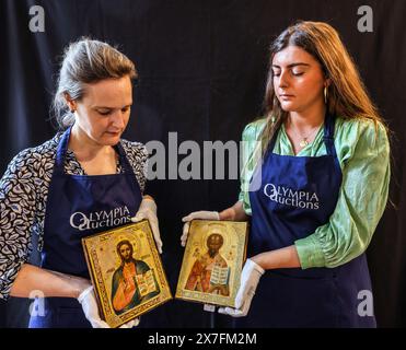 Olympia Auctions Londres 20 mai 2024 (R) Une icône russe de Saint Nicolas le Wonderworker avec une frontière voûtée avec un sol turquoise est £250-350 (l) Christ Pantocrator avec une frontière bleu est £250-350 Enchère date 23-mai 2024,25 Blythe Road. Crédit : Paul Quezada-Neiman/Alamy Live News Banque D'Images