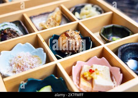 Boîte Omakase au restaurant japonais Kibako, Londres, Angleterre Banque D'Images