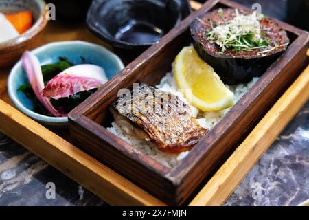 Poisson grillé et aubergine au restaurant japonais omakase Kibako, Londres, Angleterre Banque D'Images