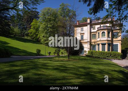 Ancien palais dans un jardin verdoyant Banque D'Images