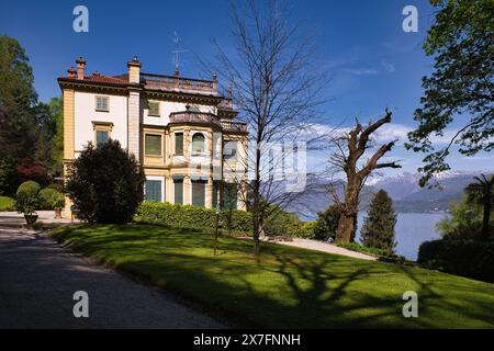 Ancien palais dans un jardin verdoyant Banque D'Images