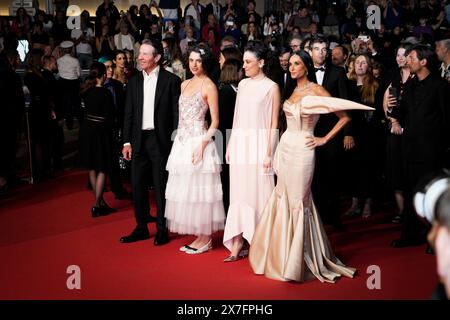 Dennis Quaid, la réalisatrice française Coralie Fargeat, l'actrice américaine Margaret Qualley et l'actrice américaine demi Moore assistent au tapis rouge ''Horizon : an American Saga'' du 77e Festival de Cannes au Palais des Festivals le 19 mai 2024 à Cannes, France. (Photo de Daniele Cifala/NurPhoto) Banque D'Images