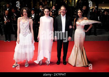 Dennis Quaid, la réalisatrice française Coralie Fargeat, l'actrice américaine Margaret Qualley et l'actrice américaine demi Moore assistent au tapis rouge ''Horizon : an American Saga'' du 77e Festival de Cannes au Palais des Festivals le 19 mai 2024 à Cannes, France. (Photo de Daniele Cifala/NurPhoto) Banque D'Images