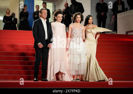 Dennis Quaid, la réalisatrice française Coralie Fargeat, l'actrice américaine Margaret Qualley et l'actrice américaine demi Moore assistent au tapis rouge ''Horizon : an American Saga'' du 77e Festival de Cannes au Palais des Festivals le 19 mai 2024 à Cannes, France. (Photo de Daniele Cifala/NurPhoto) Banque D'Images