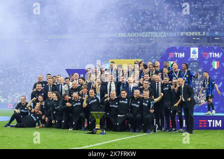 Milan, Italie. 19 mai 2024. Les joueurs et le personnel du FC Internazionale célèbrent avec le trophée Scudetto après le match de football Serie A 2023/24 entre le FC Internazionale et le SS Lazio au stade Giuseppe Meazza, Milan, Italie, le 19 mai 2024 crédit : Agence photo indépendante/Alamy Live News Banque D'Images