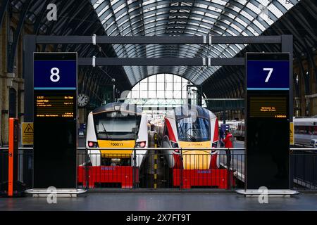 Trains à grande vitesse classe 700 EMU et Azuma aux extrémités du quai, gare de King's Cross, Londres, Angleterre, Royaume-Uni . Banque D'Images