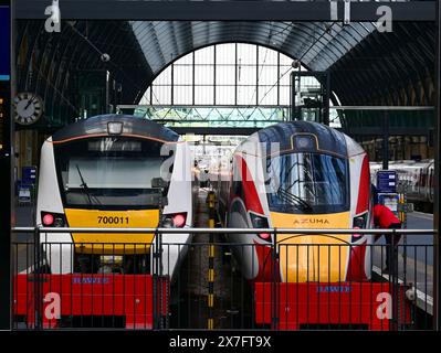 Trains à grande vitesse classe 700 EMU et Azuma aux extrémités du quai, gare de King's Cross, Londres, Angleterre, Royaume-Uni . Banque D'Images
