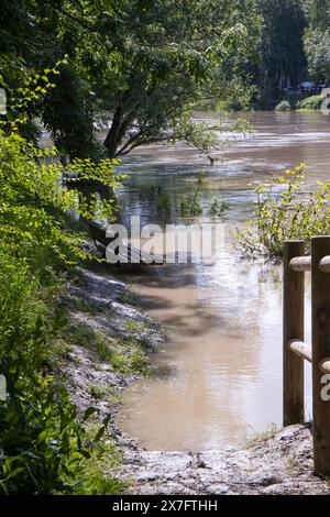 La Marne en crue avec chemin inondé Banque D'Images