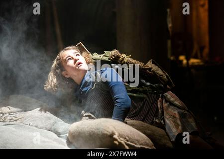 A Quiet place : part II (2020) réalisé par John Krasinski et mettant en vedette Millicent Simmonds dans le rôle de Regan Abbott. Suite au parcours de la famille Abbott et à la découverte de nouveaux dangers. Photographie publicitaire ***USAGE ÉDITORIAL SEULEMENT***. Crédit : BFA / Jonny Cournoyer / Paramount Pictures Banque D'Images