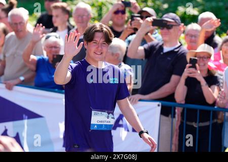 Broenderslev, Danemark. 20 mai 2024. Le prince héritier Christian court un mile pendant la course royale à Broenderslev, le lundi 20 mai 2024. La Royal Run est une course de fitness annuelle qui se déroule dans plusieurs villes danoises. La course a eu lieu pour la première fois le 21 mai 2018, à l'occasion du 50e anniversaire du roi, et la famille royale a participé à la course royale depuis lors. En 2024, il y a 95 106 inscrits à l'échelle nationale pour la course de fitness, qui a lieu pour la sixième fois. (Photo : Henning Bagger/Scanpix 2024) crédit : Ritzau/Alamy Live News Banque D'Images