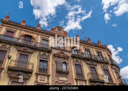 Un ancien bâtiment dans la rue Calle Arfe, dans le centre historique de Séville, Espagne Banque D'Images