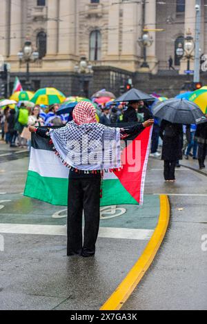 Melbourne, Australie. 19 mai 2024. Une partisane pro-palestinienne est vue tenant le drapeau palestinien après le rassemblement pro-juif organisé par le mouvement chrétien "plus jamais n'est maintenant" pour s'élever contre la haine et l'antisémitisme et pour soutenir la communauté juive. Crédit : SOPA images Limited/Alamy Live News Banque D'Images