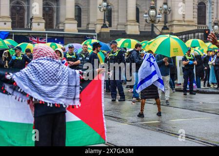 Melbourne, Australie. 19 mai 2024. Une partisane pro-palestinienne est vue tenant le drapeau palestinien après le rassemblement pro-juif organisé par le mouvement chrétien "plus jamais n'est maintenant" pour s'élever contre la haine et l'antisémitisme et pour soutenir la communauté juive. Crédit : SOPA images Limited/Alamy Live News Banque D'Images