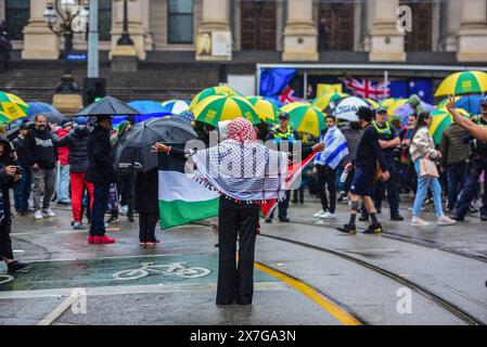 Melbourne, Australie. 19 mai 2024. Une partisane pro-palestinienne est vue tenant le drapeau palestinien après le rassemblement pro-juif organisé par le mouvement chrétien "plus jamais n'est maintenant" pour s'élever contre la haine et l'antisémitisme et pour soutenir la communauté juive. Crédit : SOPA images Limited/Alamy Live News Banque D'Images