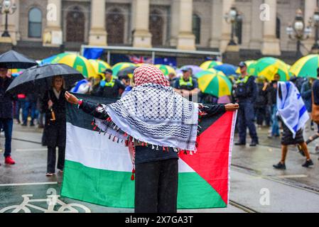 Melbourne, Australie. 19 mai 2024. Une partisane pro-palestinienne est vue tenant le drapeau palestinien après le rassemblement pro-juif organisé par le mouvement chrétien "plus jamais n'est maintenant" pour s'élever contre la haine et l'antisémitisme et pour soutenir la communauté juive. Crédit : SOPA images Limited/Alamy Live News Banque D'Images