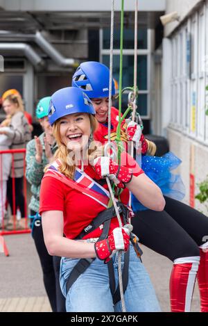 Alice Hopkin a descendu en rappel le bloc de la tour principale de 154 mètres de l'hôpital Southend pour une œuvre caritative intitulée Tackle the Tower. Elle est conseillère Home Office Banque D'Images