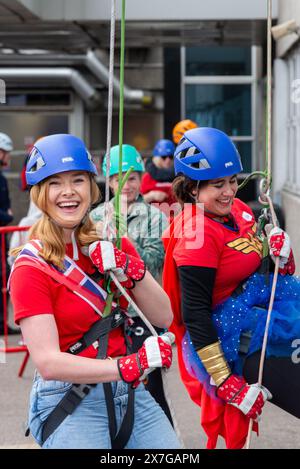 Alice Hopkin a descendu en rappel le bloc de la tour principale de 154 mètres de l'hôpital Southend pour une œuvre caritative intitulée Tackle the Tower. Elle est conseillère Home Office Banque D'Images